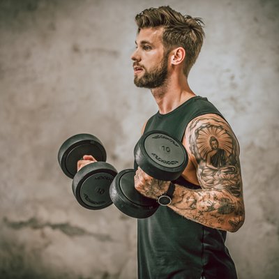 Mann trainiert mit Kurzhanteln