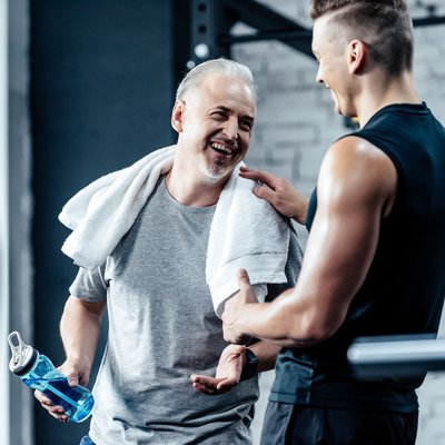 Männer trainieren im Fitnessstudio