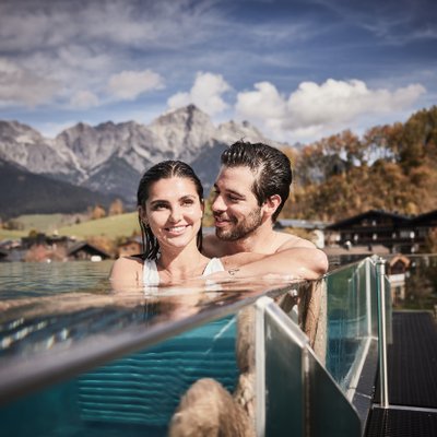 Mann und Frau im Pool
