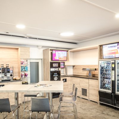 Getränke und Snacks im Bistro von MYGYM Fitnessstudio