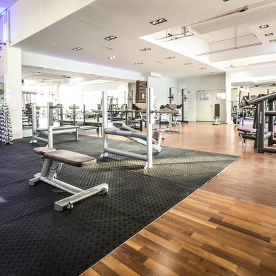 Freihantelbereich im MYGYM Fitnessstudio