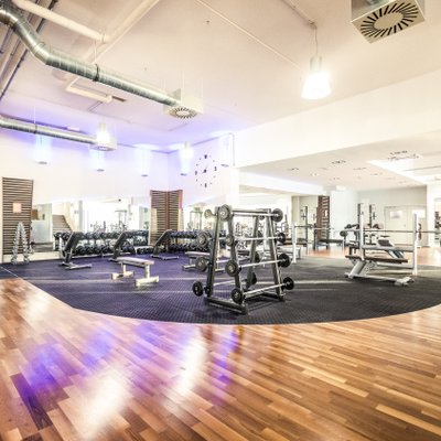 Freihantelbereich im MYGYM Fitnessstudio