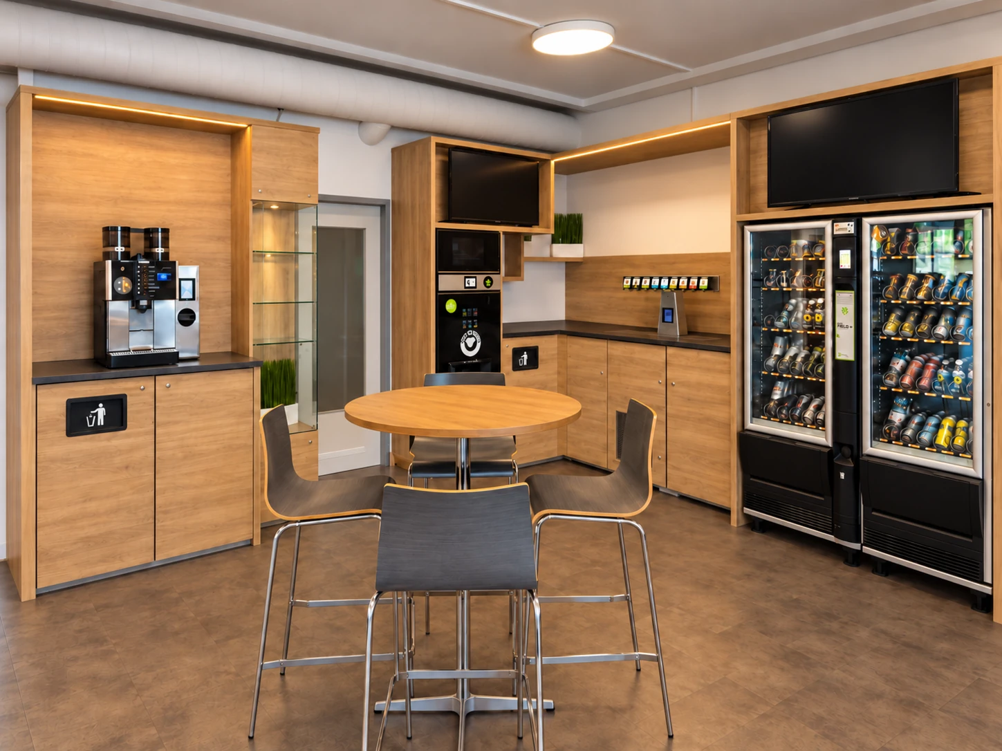 Bistro mit Sitzplätzen und Getränkeautomaten im MYGYM Salzburg Nord
