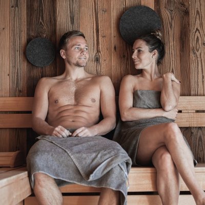 Frau und Mann in der Sauna