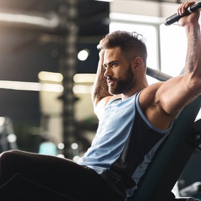 Mann trainiert im Fitnessstudio