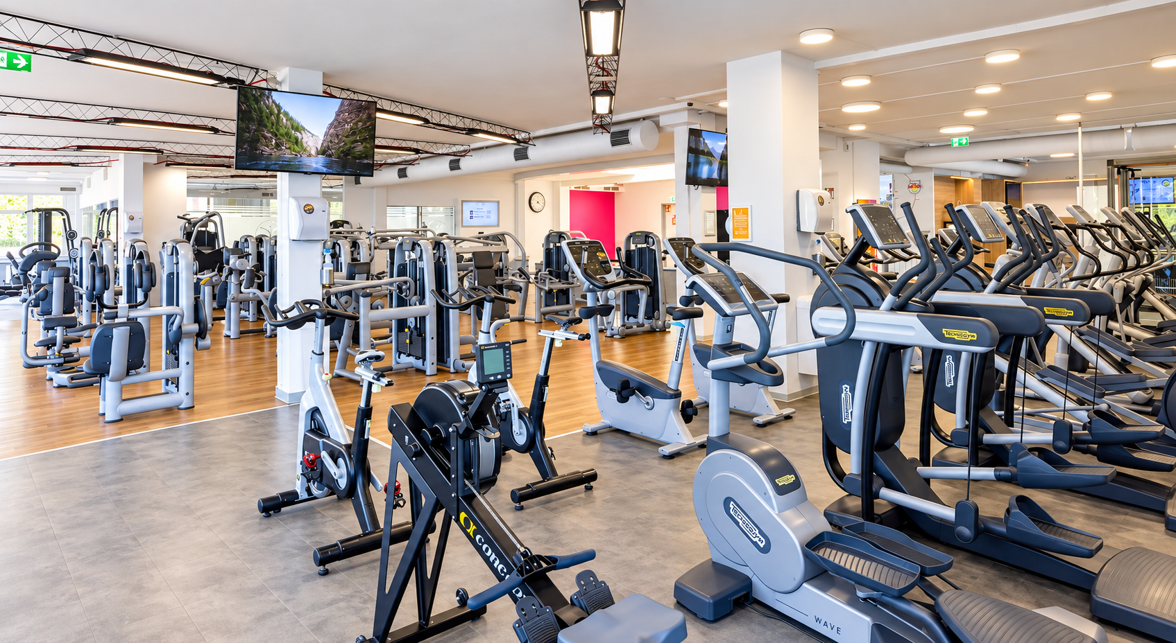 Geräte-, Kraft- und Ausdauerbereich im MYGYM Salzburg Nord
