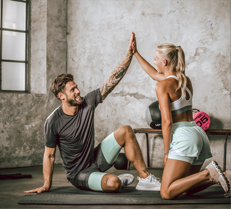 Fitnesscouple trainiert gemeinsam
